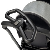 Particolare del maniglione/volante con dispositivo  fissa-sterzo che allinea le ruote anteriori - Passeggino Gemellare Peg Perego Triplette Pop-up