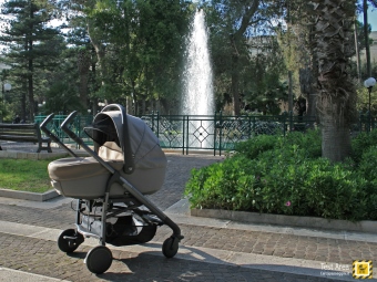 Chicco Trio LOVE -  Lecce - Villa Comunale - Carrozzina - La passeggiata continua nel parco, tra i canti degli uccellini 