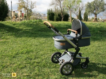 Joolz Day Quadro - Lecce - Parco Belloluogo - Versione carrozzina - Un bel sonnellino a contatto con la natura e i profumi dei fiori.