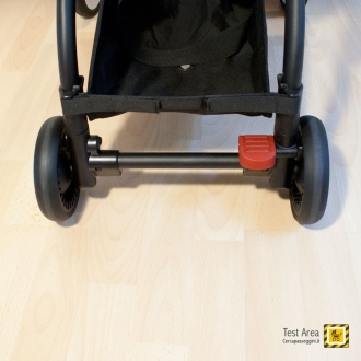 BABYZEN YOYO e Carrozzina - Freno - particolare del pedale rosso, per attivare o disattivare il sistema frenante