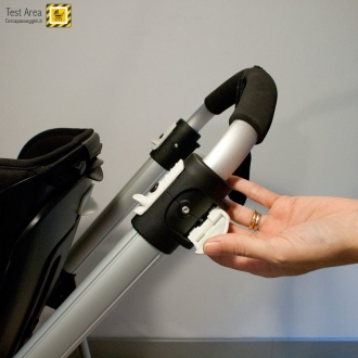 Bugaboo Bee 3 e Carrozzina - Come regolare l'altezza del maniglione - fase 1 - aprire le due alette poste sui lati, per sbloccarlo.