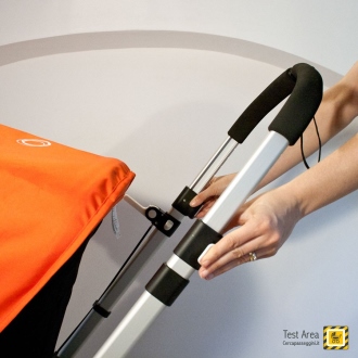 Bugaboo Cameleon 3 - Come regolare il maniglione - fase 3 - Chiudere entrambe le leve per bloccarlo