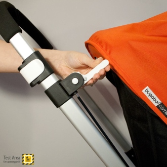 Bugaboo Cameleon 3 - Come azionare il freno - spingere in avanti la leva sino al click. Il freno  azionato. 