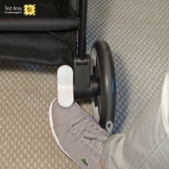 Cybex Agis M-Air 3 - Come disinserire il freno sollevando con il piede il pedale apposito