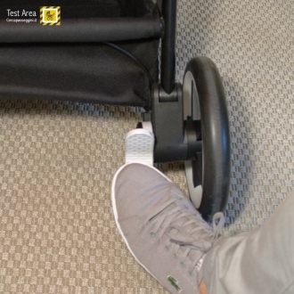 Cybex Agis M-Air 3 - Come inserire il freno, spingendo con il piede il pedale apposito 