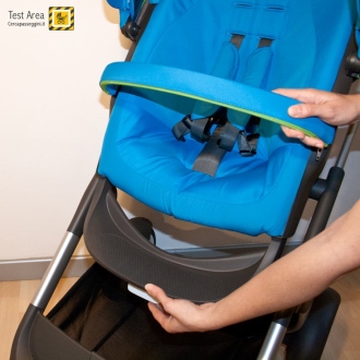 Stokke Crusi Duo - Come regolare l'altezza del poggiapiedi tramite il pulsante apposito