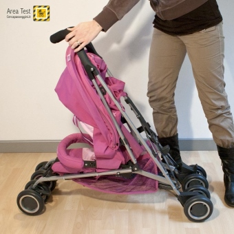 Cybex Onyx - Fase di chiusura - mossa 3 - spingere in avanti i maniglioni