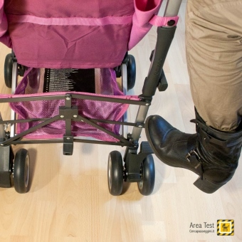 Cybex Onyx - Fase di chiusura - mossa 2 - premere letta laterale per sblocaggio