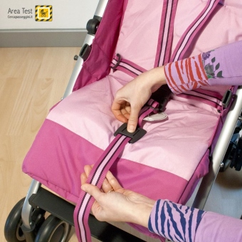 Cybex Onyx - Particolare di come stringere le cinture di sicurezza