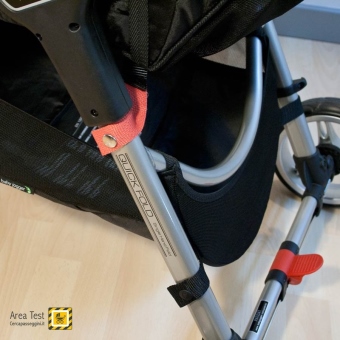 Baby Jogger City Mini 3 - Particolare della cinghia di sicurezza agganciata.