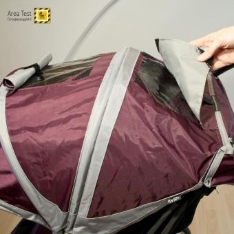 Baby Jogger City Mini 3 - Particolare delle finestrelle osserva bimbo poste sulla capottina