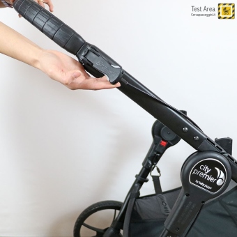 Baby Jogger Trio City Premier - Telaio - particolare di come azionare il freno, con comando manuale posto sul maniglione