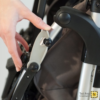Bebeconfort Trio Streety Next - Fase di apertura - mossa 1 - sbloccare leva di sicurezza