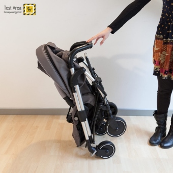 Bebeconfort Trio Streety Next -  Fase di chiusura - passeggino chiuso, in posizione in piedi