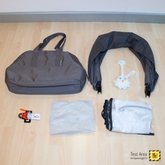 Bebeconfort Trio Streety Next - Contenuto Imballo 1 - Capottina passeggino, borsa cambio, zanzariera, parapioggia, giochino da appendere, gancio navicella per auto.