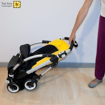 Bugaboo Bee 3 e Carrozzina - Fase di apertura - fronte strada - Sollevare il passeggino dal maniglione