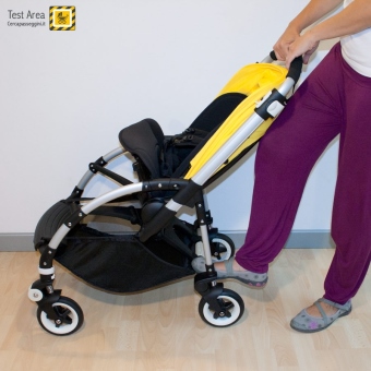 Bugaboo Bee 3 e Carrozzina -  Fase di chiusura - fronte strada - L'apertura del telaio  completa, quando confermata dal click di bloccaggio