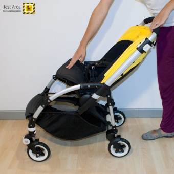Bugaboo Bee 3 e Carrozzina -  Fase di chiusura - fronte strada - abbassare la seduta
