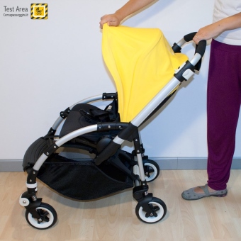 Bugaboo Bee 3 e Carrozzina -  Fase di chiusura - fronte strada - aprire la capottina