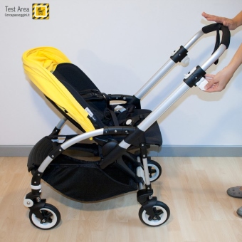 Bugaboo Bee 3 e Carrozzina - Fase di chiusura - fronte mamma - Abbassare totalmente il maniglione