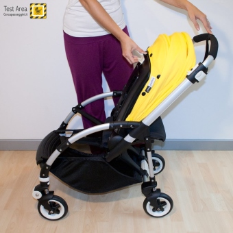 Bugaboo Bee 3 e Carrozzina - Fase di chiusura - fronte mamma - reclinare in avanti lo schienale, posizionandolo in linea con l'asse del maniglione