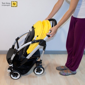 Bugaboo Bee 3 e Carrozzina - Fase di chiusura - fronte mamma - Accompagnare la chiusura del passeggino, verso il basso