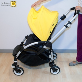 Bugaboo Bee 3 e Carrozzina - Fase di chiusura - fronte strada - Chiudera la capottina