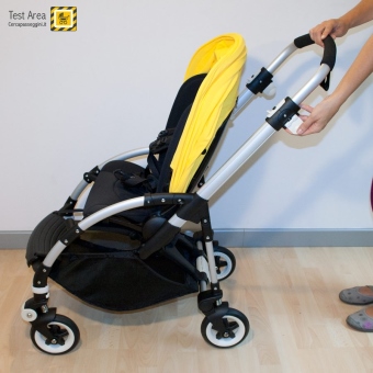Bugaboo Bee 3 e Carrozzina - Fase di chiusura - fronte strada - Abbassare totalmente il maniglione