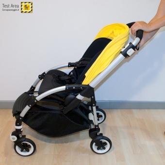 Bugaboo Bee 3 e Carrozzina - Fase di chiusura - fronte strada - Reclinare lo schienale in posizione riposo (in linea con l'asse del maniglione)