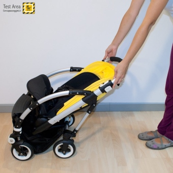 Bugaboo Bee 3 e Carrozzina - Fase di chiusura - fronte strada - Accompagnare il movimento di chiusura, verso il basso