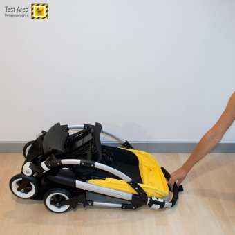 Bugaboo Bee 3 e Carrozzina - Fase di chiusura - fronte strada - Completare la chiusura, posando per terra il passeggino