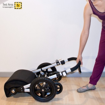 Bugaboo Cameleon 3 - Fase di apertura - mossa 1 - Sollevare il maniglione verso l'alto