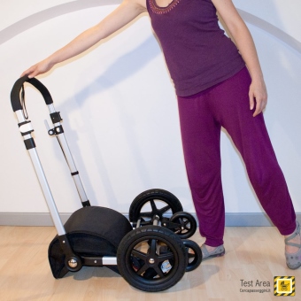 Bugaboo Cameleon 3 - Fase di apertura - mossa 2 - Far ruotare il maniglione verso l'altro lato, sino al click