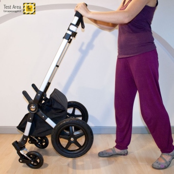 Bugaboo Cameleon 3 - Fase di apertura - mossa 3 - Con mossa decisa sollevare il passeggino dal maniglione