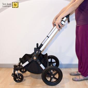 Bugaboo Cameleon 3 - Fase di chiusura - mossa 1 - Sbloccare il maniglione premendo gli appositi pulsanti bianchi