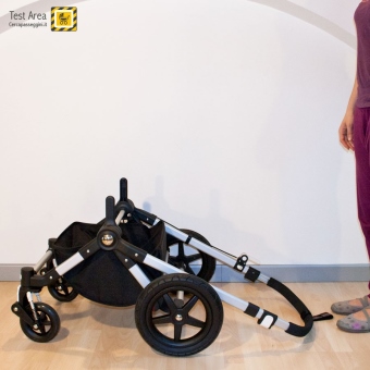 Bugaboo Cameleon 3 - Fase di chiusura - mossa 2 - Abbassare il maniglione, sino a farlo arrivare a terra