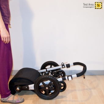 Bugaboo Cameleon 3 - Fase di chiusura - mossa 4 - Posare a terra il telaio ormai chiuso