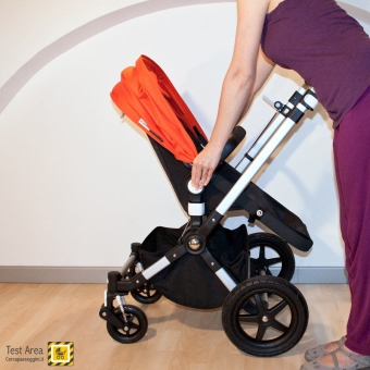 Bugaboo Cameleon 3 - Come reclinare la seduta, premendo entrambi i pulsanti bianchi rotondi