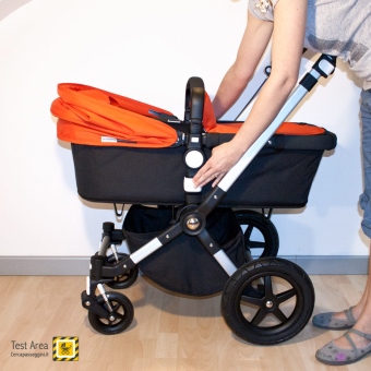 Bugaboo Cameleon 3 - Come sganciare la navicella dal telaio, tramite gli appositi pulsanti