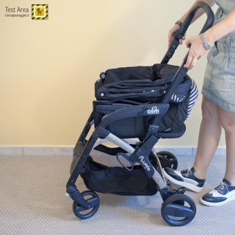 Cam Il Mondo Del Bambino Fluido Stella - Chiusura fronte mamma - fase2 - solevare le leve poste ai lati del maniglione, tenedo il piede sull'asse delle ruote posteriori