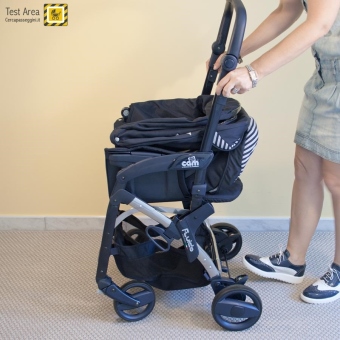 Cam Il Mondo Del Bambino Fluido Stella - Chiusura fronte mamma - fase2b - ruotare in aventi il maniglione, facendo scivolare le ruote anteriori verso l'interno