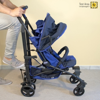 Chicco Liteway - Apertura del passeggino - Fase 3 -  premere verso il basso con il piede il pedale apposito sino al click, che conferma la corretta apertura.