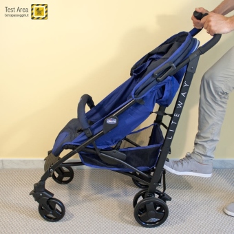 Chicco Liteway - Chiusura del passeggino  - Fase 1 - sollevare il pedale posto al centro sull'asse delle ruote posteriori.