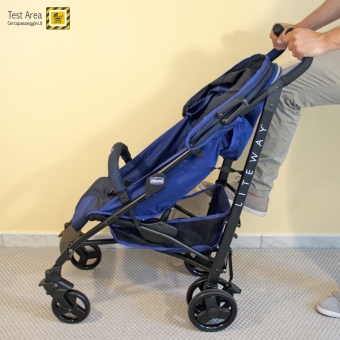 Chicco Liteway -  Chiusura del passeggino - Fase 2 - premere la levetta sul lato destro del telaio