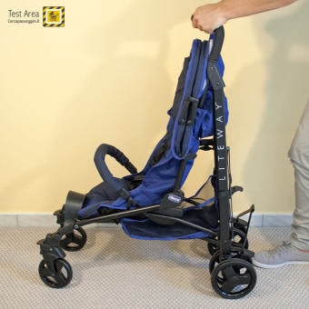 Chicco Liteway - Chiusura del passeggino - Fase 3 - spingere in avanti il maniglione