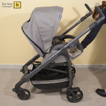 Chicco Trio Love - Fase di chiusura - con seduta fronte mamma - mossa 1 - Premere il pulsante adibito