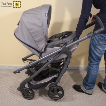 Chicco Trio Love - Fase di chiusura - con seduta fronte mamma - mossa 1b - Premere il secondo pulsante e sollevare il passeggino verso l'alto