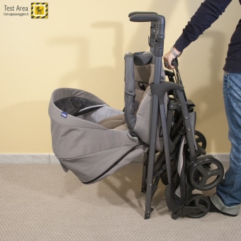 Chicco Trio Love - Fase di chiusura - con seduta fronte mamma - mossa 1c - Sollevare il passeggino sino alla chiusura completa