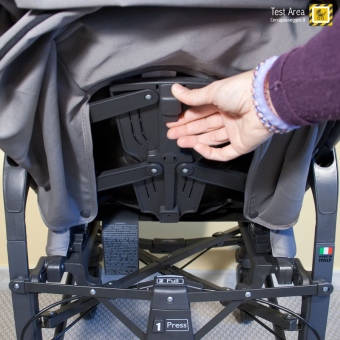 Chicco Trio Love - Seduta del passeggino - Come reclinare lo schienale - Particolare della leva posta sul retro