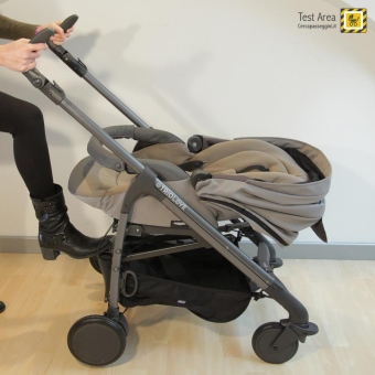 Chicco Trio LOVE -  Fase di apertura - con seduta fronte mamma - mossa 1c - premere con il piede la pedana verso il basso per bloccare l'apertura.
